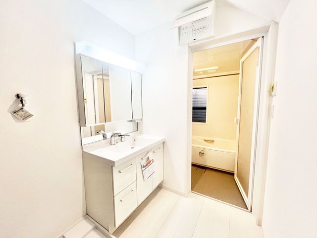 ʑEʏ ʎœꂳꂽ鉻ϐʑB[ɂȂĂAʑ܂XbLƕЕt܂B