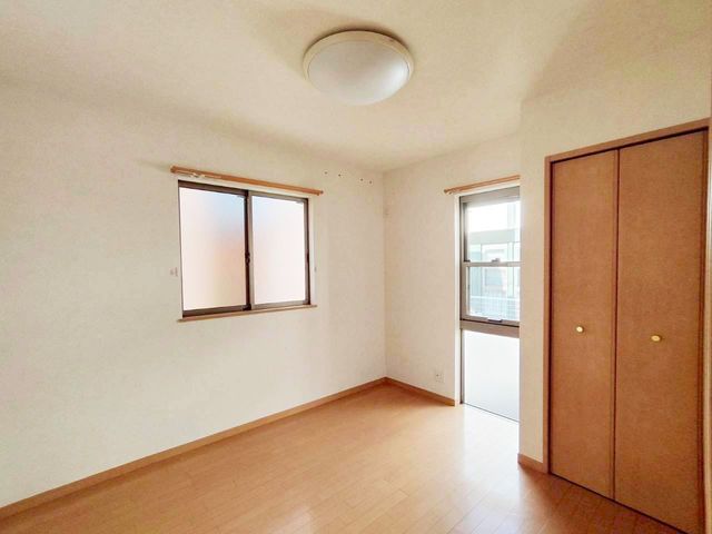 ���̑����� �m�����V���v���ȐF�����̃t���[�����O�́A�J�[�e����Ƌ�Ȃǂ̃C���e���A���L�x�Ɋy���߂܂��B