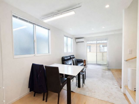 ���r���O ���r���O���ǂ�ȉƋ��J�[�e���ł��}�b�`�������ȁA�V���v���ȃt���[�����O�̃��r���O�ł��B