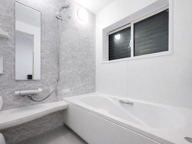 ���� ������16�~18�̑�^���j�b�g�o�X�B������胊���b�N�X�ł���D�����J���[���̗p���܂����B