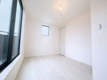 ���� ���r���O