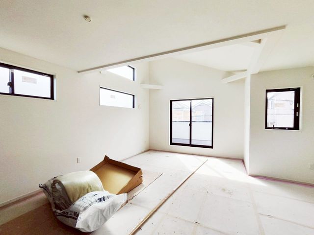 ���r���O ���r���O���ǂ�ȉƋ��J�[�e���ł��}�b�`�������ȁA�V���v���ȃt���[�����O�̃��r���O�ł��B