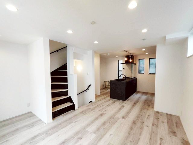 ���r���O ���r���O���傫�ȑ������郊�r���O�ɂ͖��邢�����������݁A���Ƒ����S�n�悭�߂������ԂɂȂ��Ă��܂��B