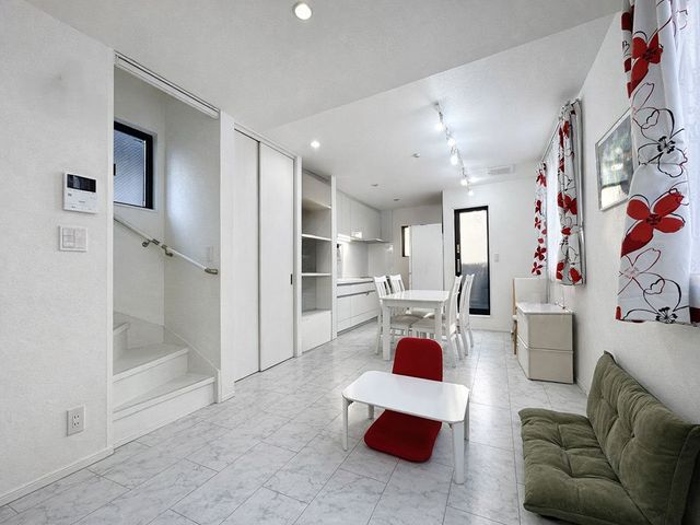 ���r���O ���r���O�����邭�J���I�ȃ��r���O���