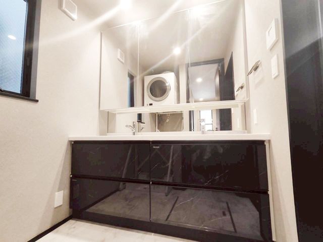 ���ʑ�E���ʏ� ���ʎ������ʑ�͒ʏ���L���A���C�h�^���̗p���Ă��܂��B2�{�E������g�x�x���X���[�Y�ɍs���܂��B