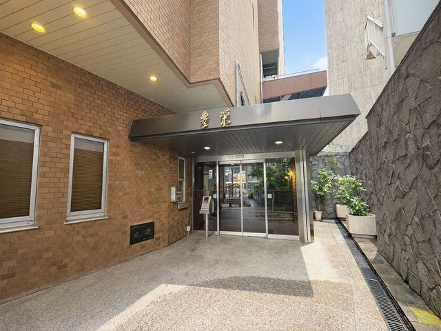 �G���g�����X �y�G���g�����X�z�Y��ɕۂ��ꂽ�G���g�����X�����Z�҂��o�}���Ă���܂��B