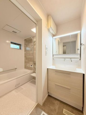 ���ʑ�E���ʏ� ���ʎ������̗��A���ʑ䉺�ɂ͎��[�X�y�[�X������A�����̎x�x���X���[�Y�ɂȂ�܂��B