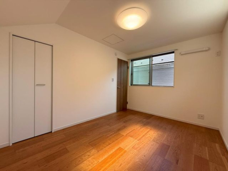 ���̑����� �m�����V���v���ȐF�����̃t���[�����O�́A�J�[�e����Ƌ�Ȃǂ̃C���e���A���L�x�Ɋy���߂܂��B