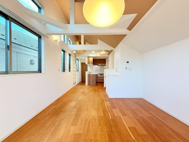 ���r���O ���r���O���c���Œ����`�̃��r���O�͉Ƌ�̔z�u���l���₷���A�͗l�ւ����y�����Ȃ肻���ł��B