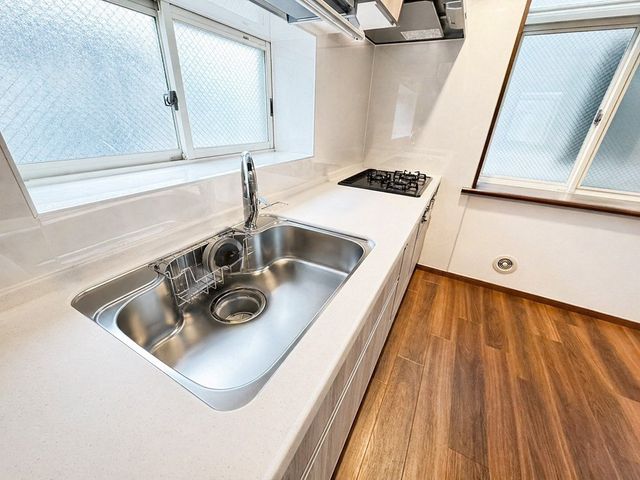 �L�b�`�� �L�b�`�����V���N���傫����ƃX�y�[�X���L���̂ŁA�Ǝ����͂��ǂ肻���ł��B