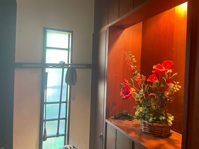 玄関 写真のように花を飾ってみてはいかがでしょうか。花は帰宅した時の疲れている心を癒してくれます。