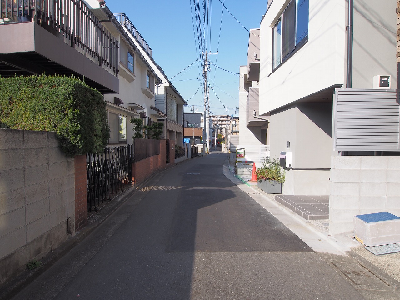 中野区南台4丁目新築一戸建てA号棟の家の前の道路の写真